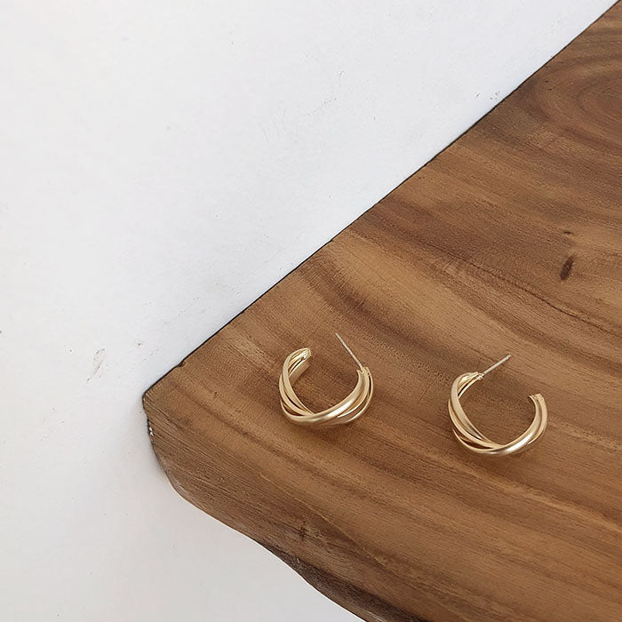 韓系霧金麻花C字耳環 - 925純銀針