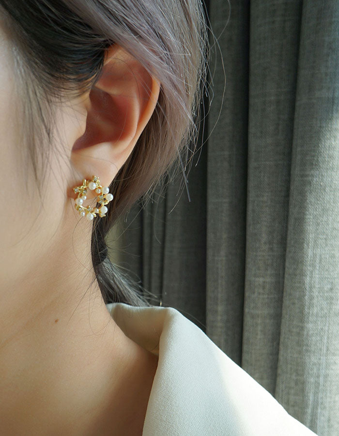 金色花圈珍珠耳環 - 925純銀針