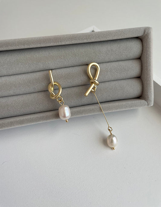 不對稱打結珍珠耳環 - 925純銀針