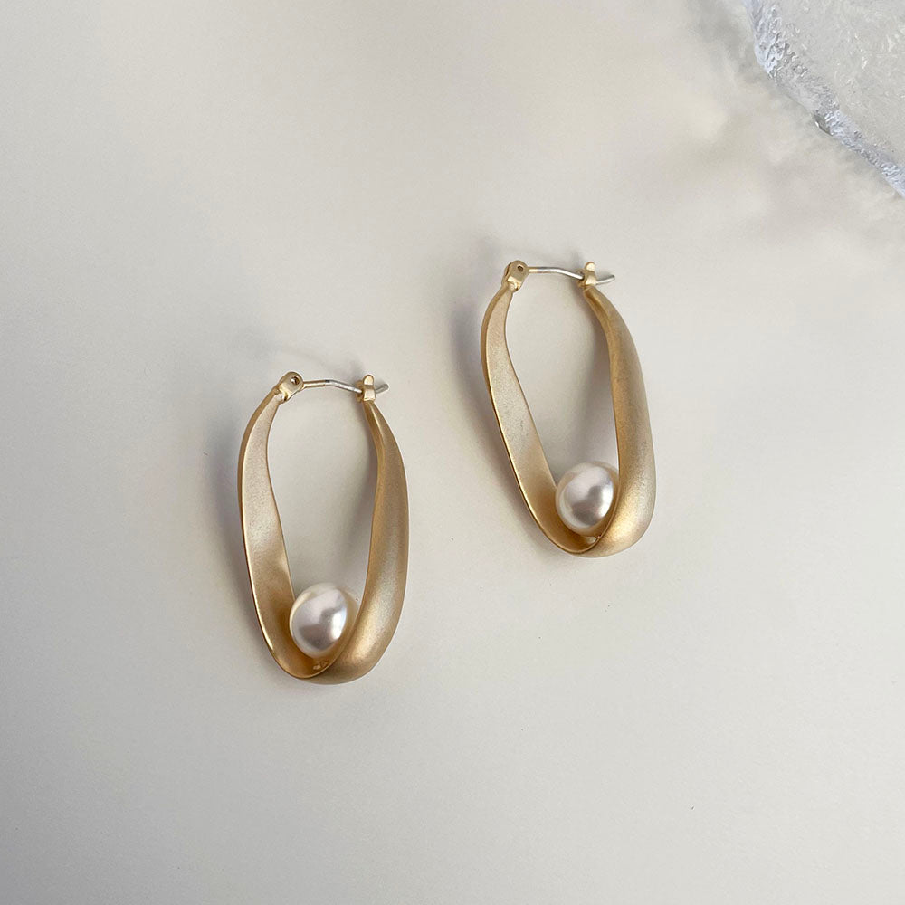 橢圓環繞鏤空珍珠耳環 - 925純銀針