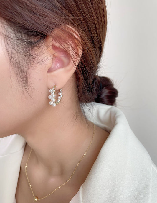 優雅珍珠鑲鑽C字耳環 - 925純銀針