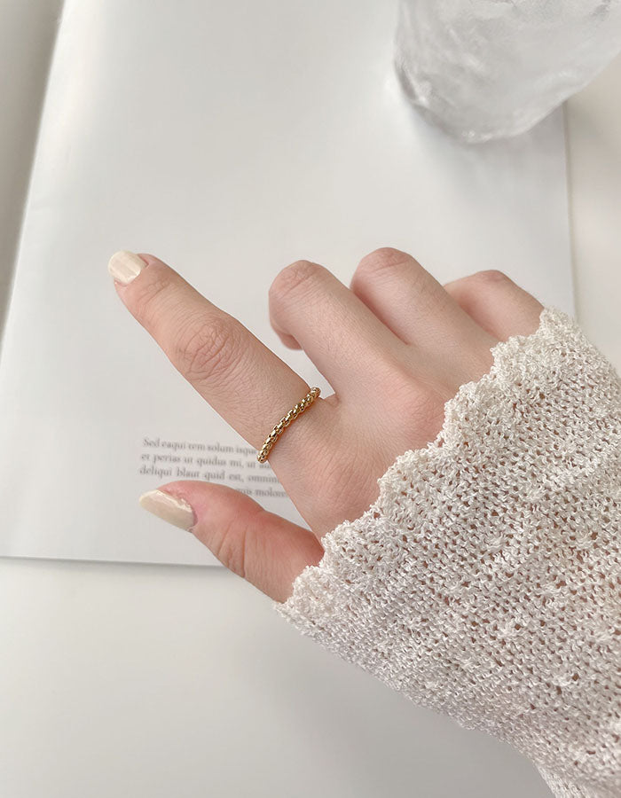 金屬細緻鍊條戒指