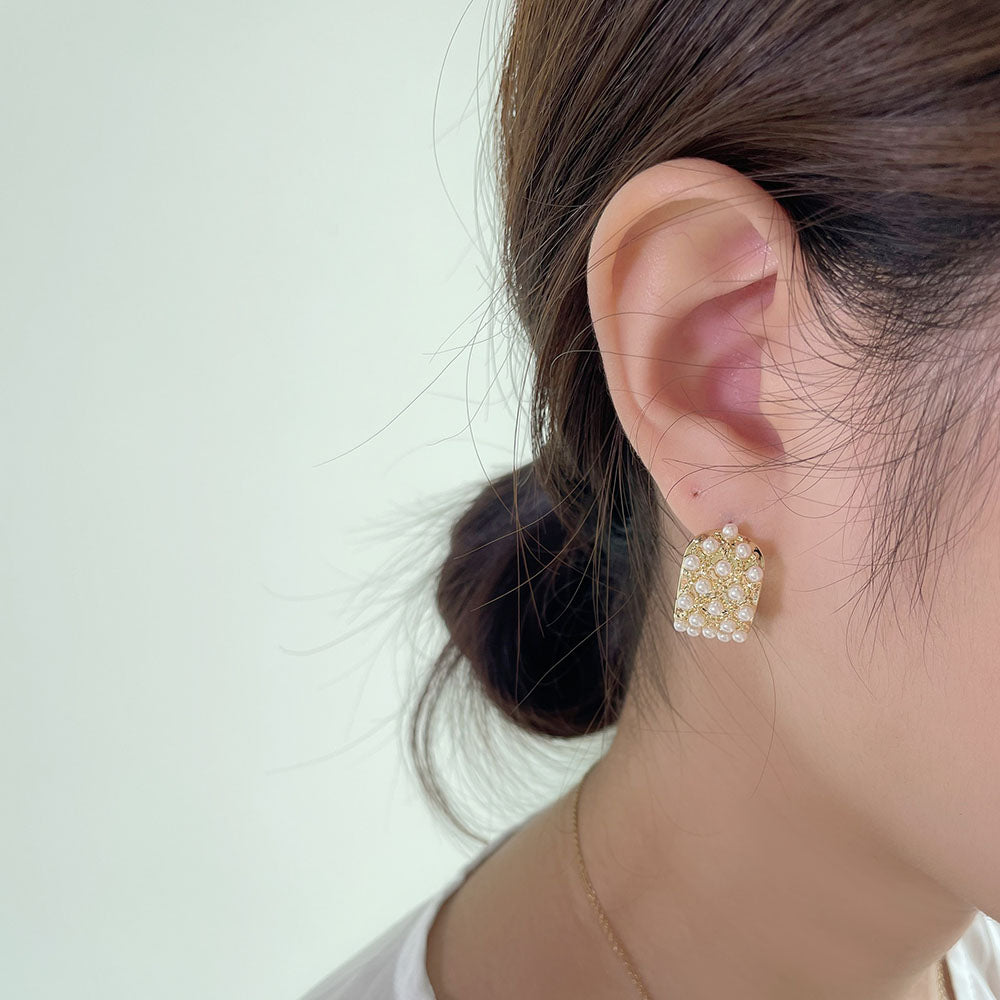 鑲滿珍珠C形耳環 - 925純銀針