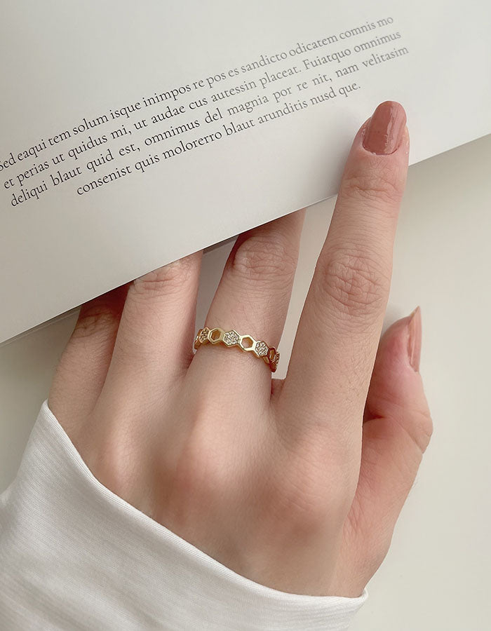 幾何鏤空造型鑲鑽戒指