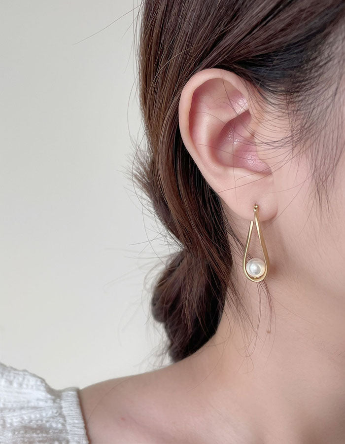 橢圓環繞鏤空珍珠耳環 - 925純銀針