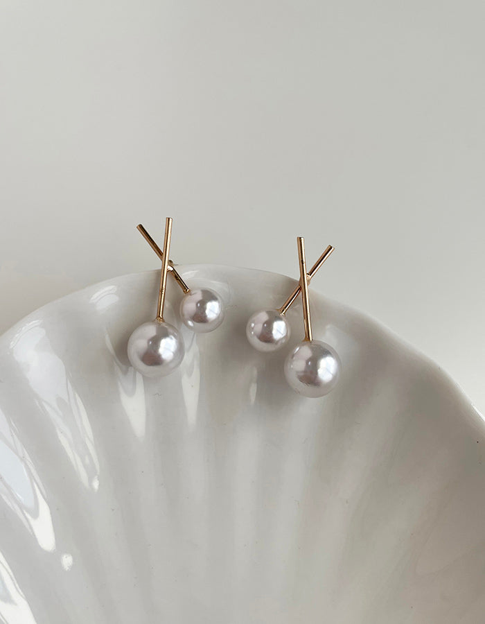交叉大小珍珠耳環 - 925純銀針