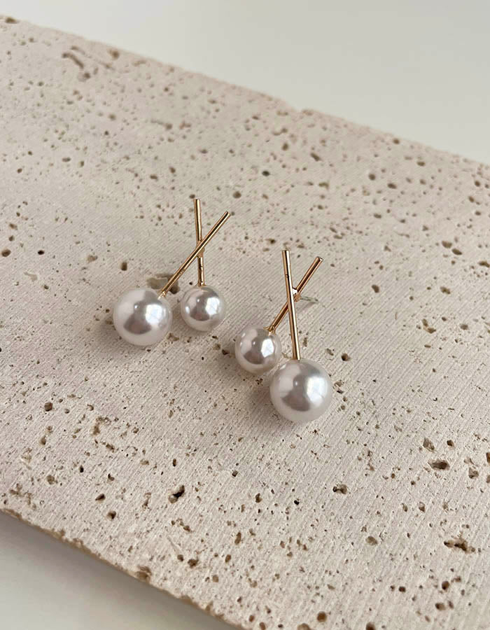 交叉大小珍珠耳環 - 925純銀針