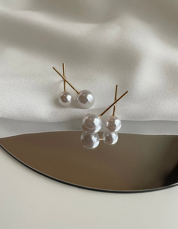 交叉大小珍珠耳環 - 925純銀針