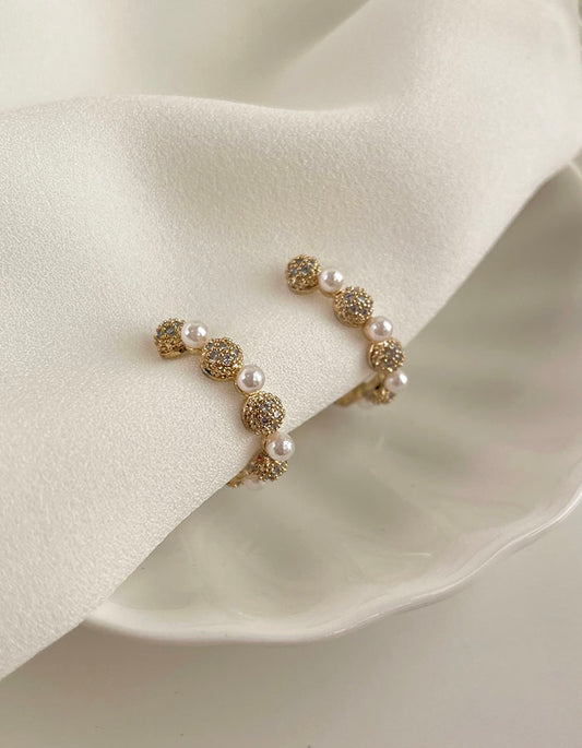 珍珠鑽球交錯耳環