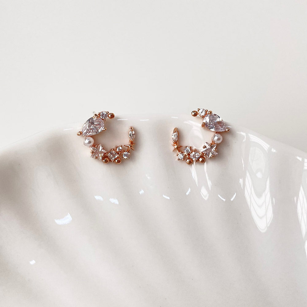 不對稱珍珠鑲鑽垂墜耳環 - 925純銀針