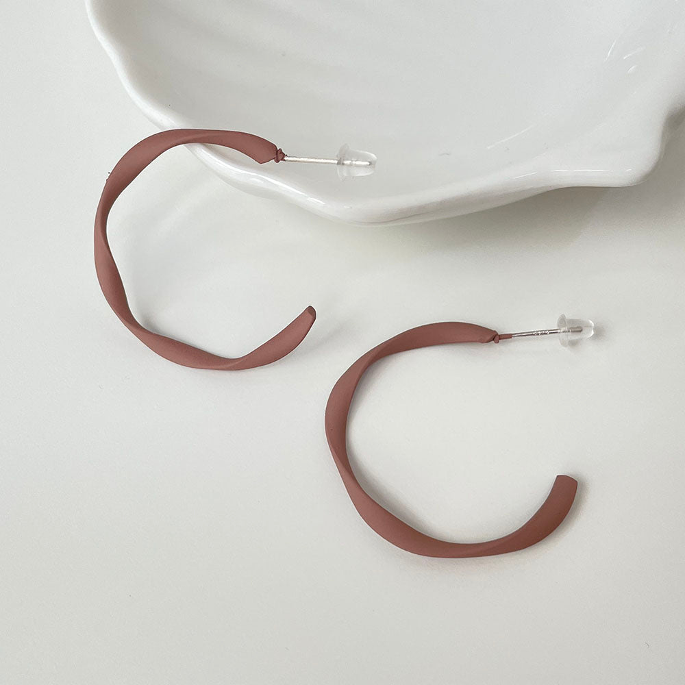 霧裸扭結C字耳環 - 925純銀針