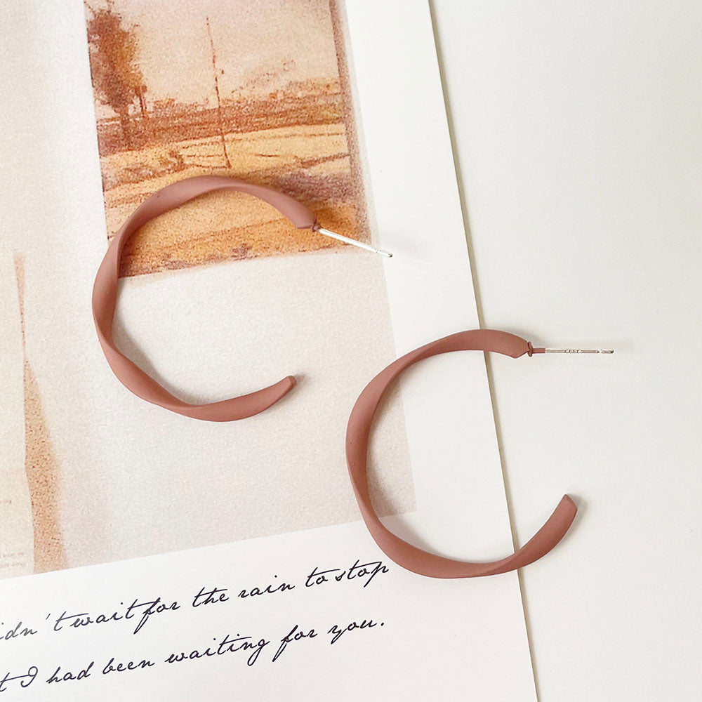 霧裸扭結C字耳環 - 925純銀針