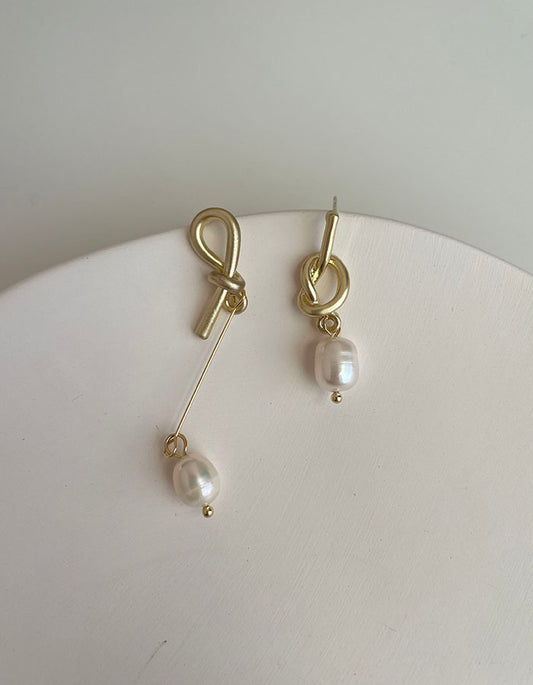 不對稱打結珍珠耳環 - 925純銀針