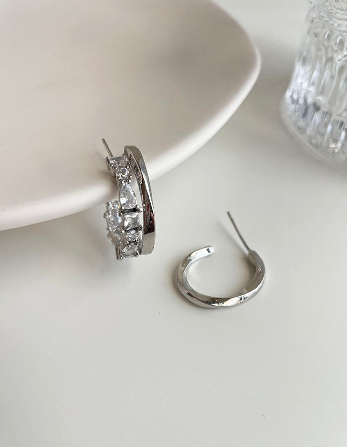 銀色不對稱鋯石耳環 - 925純銀針