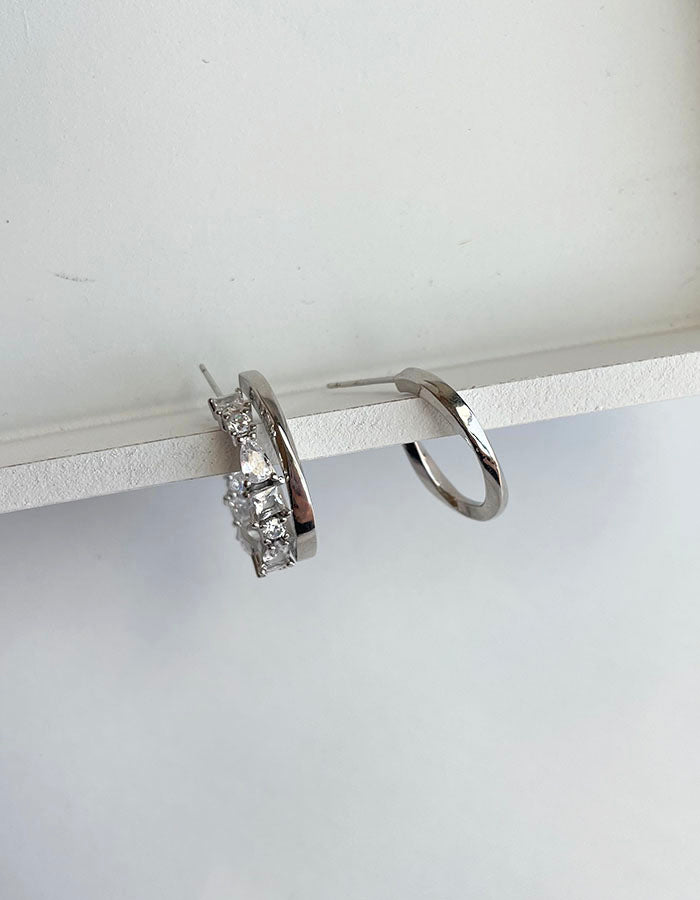 銀色不對稱鋯石耳環 - 925純銀針