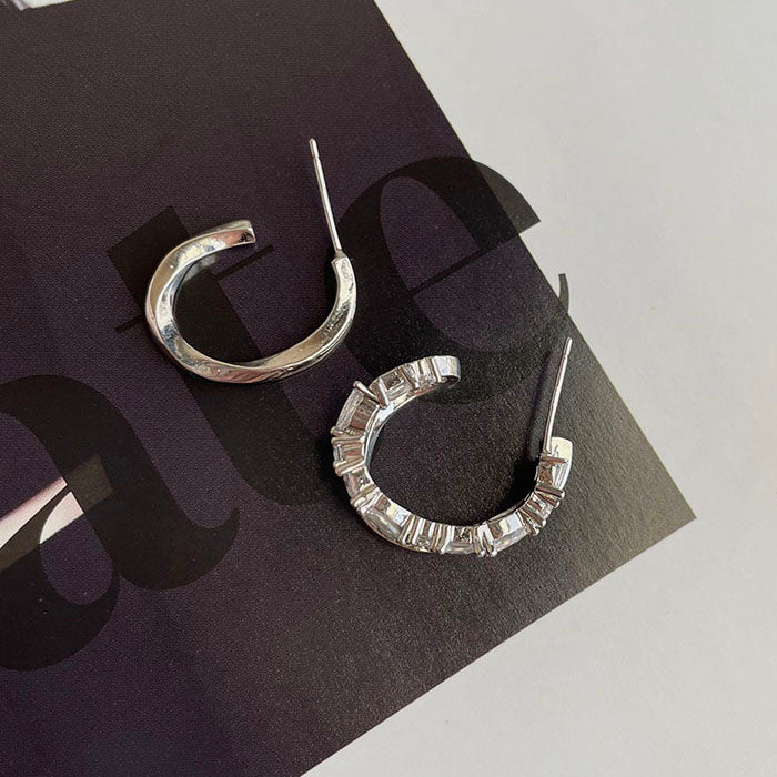 銀色不對稱鋯石耳環 - 925純銀針