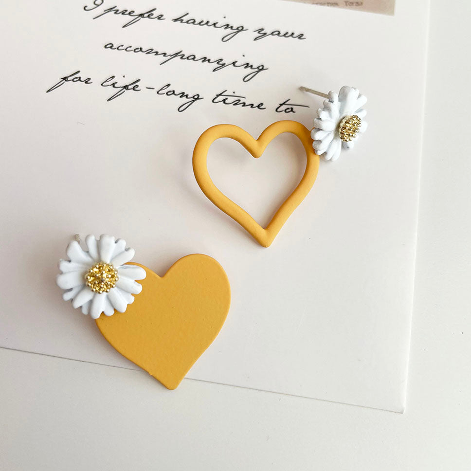 小雛菊愛心不對稱耳環 - 925純銀針