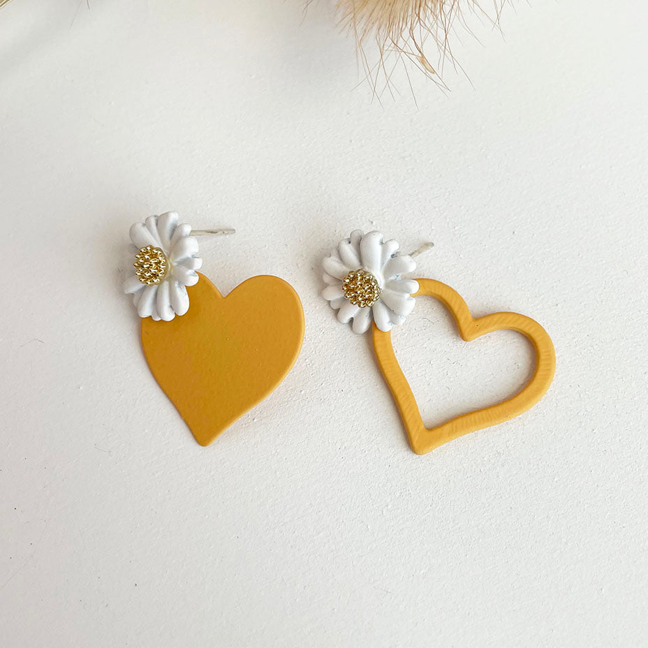 小雛菊愛心不對稱耳環 - 925純銀針