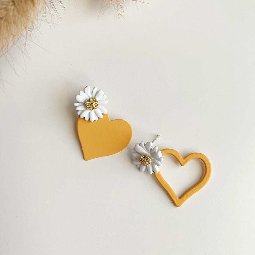 小雛菊愛心不對稱耳環 - 925純銀針