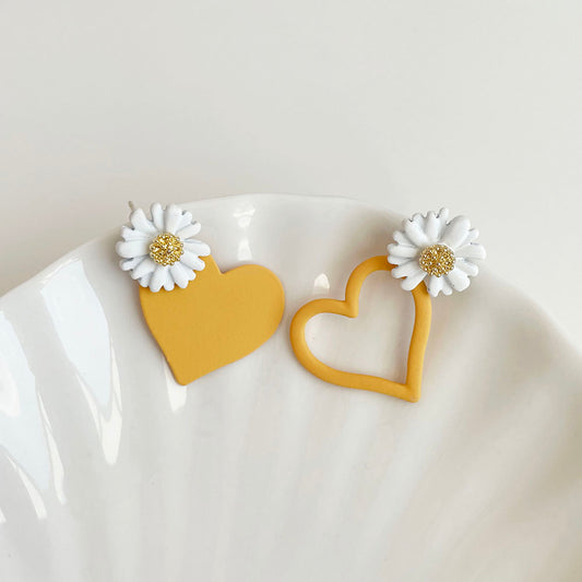 小雛菊愛心不對稱耳環 - 925純銀針