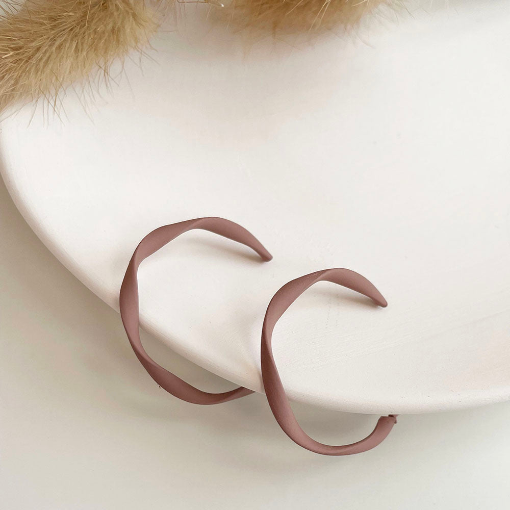 霧裸扭結C字耳環 - 925純銀針