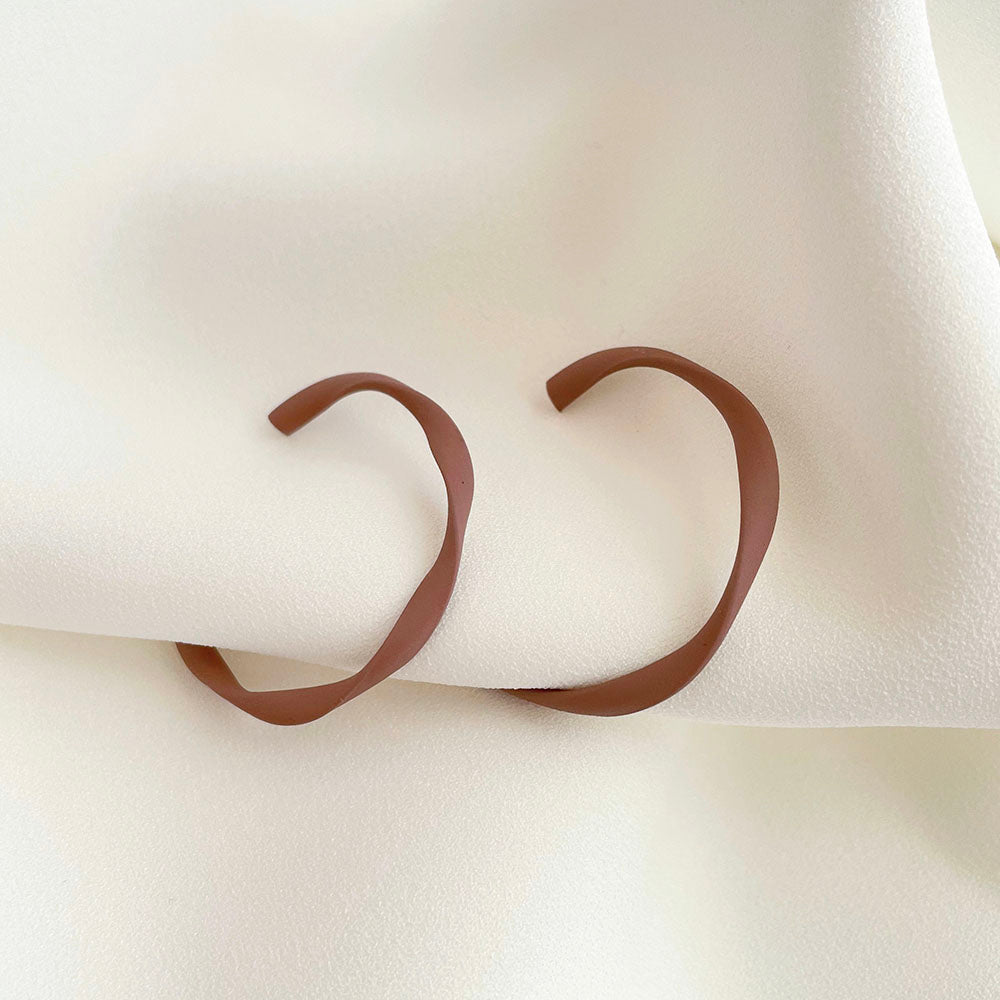 霧裸扭結C字耳環 - 925純銀針