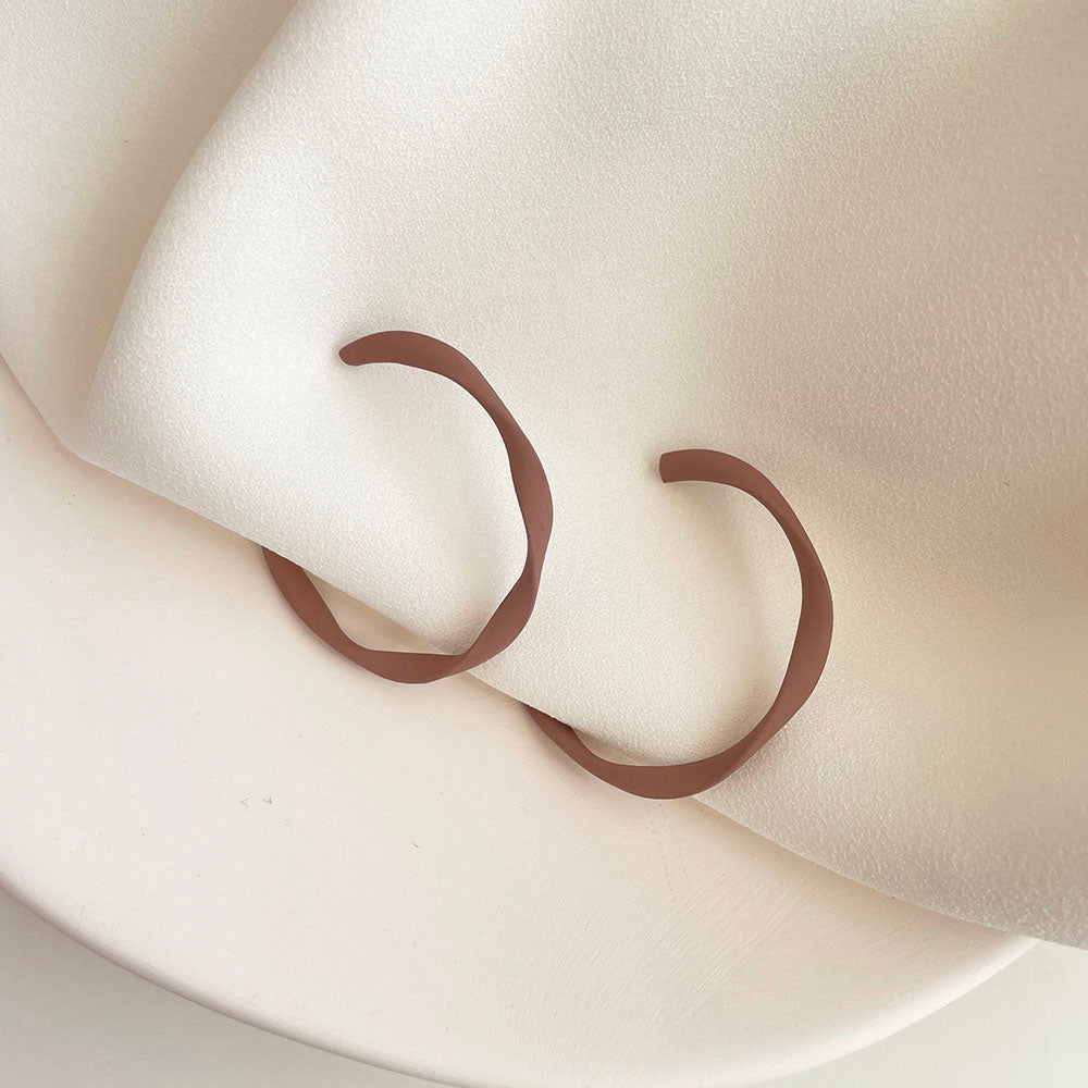 霧裸扭結C字耳環 - 925純銀針