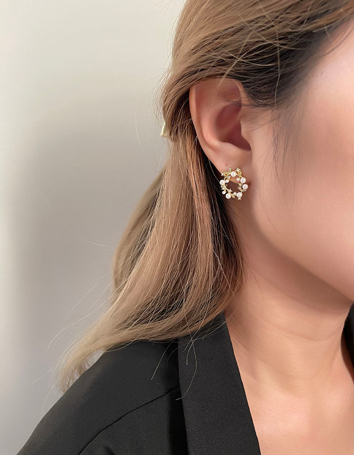 金色花圈珍珠耳環 - 925純銀針