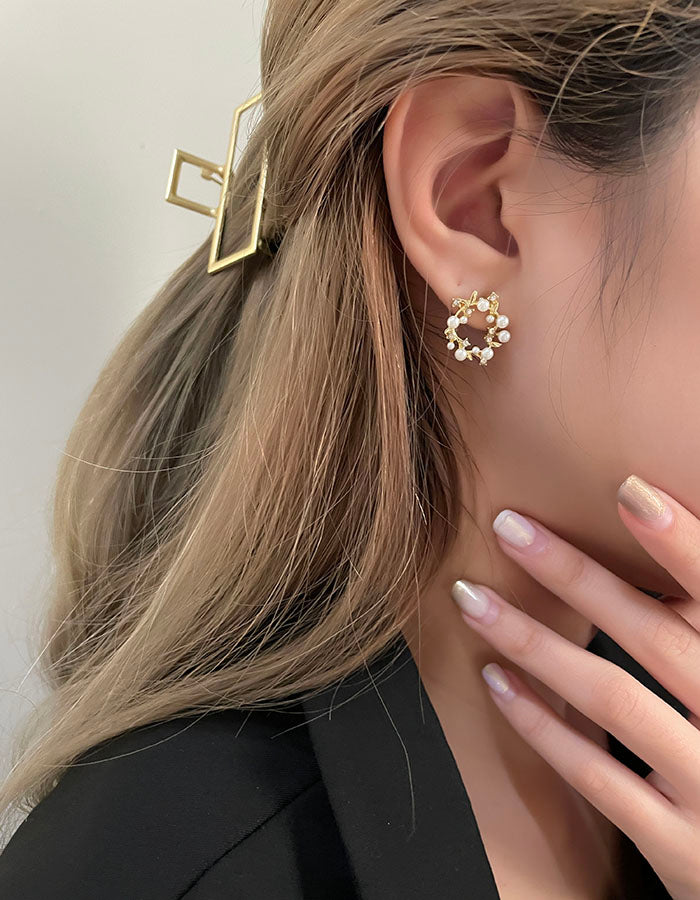 金色花圈珍珠耳環 - 925純銀針