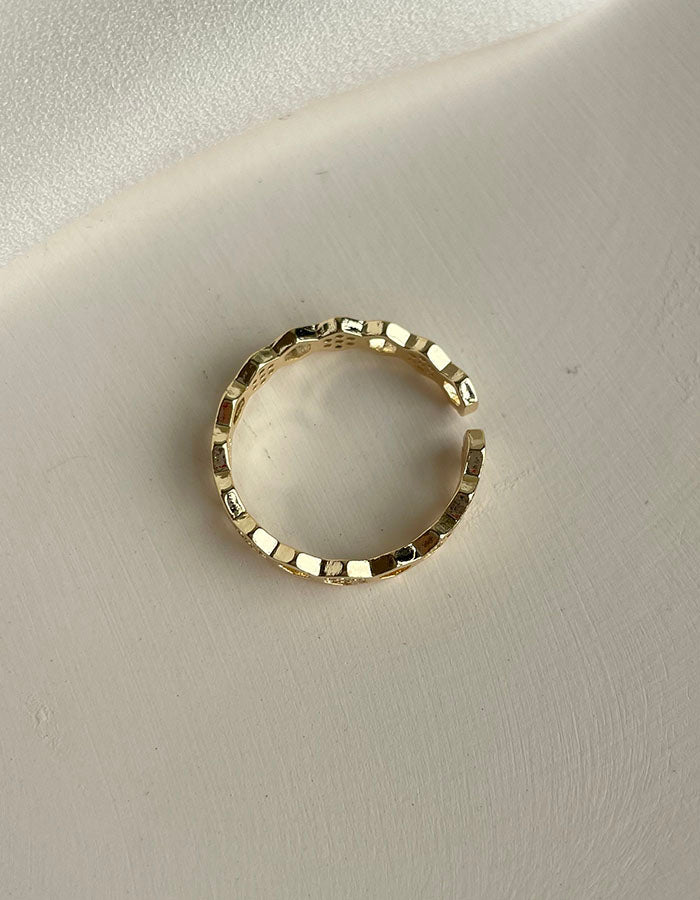 幾何鏤空造型鑲鑽戒指