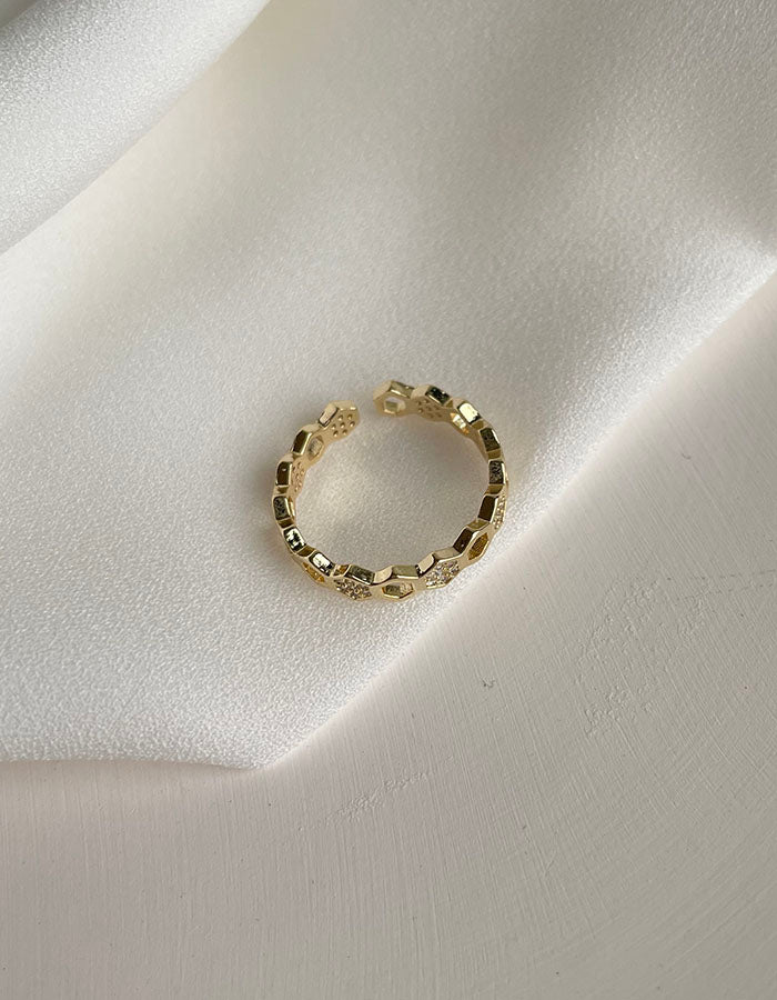 幾何鏤空造型鑲鑽戒指