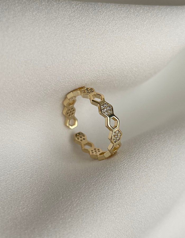 幾何鏤空造型鑲鑽戒指