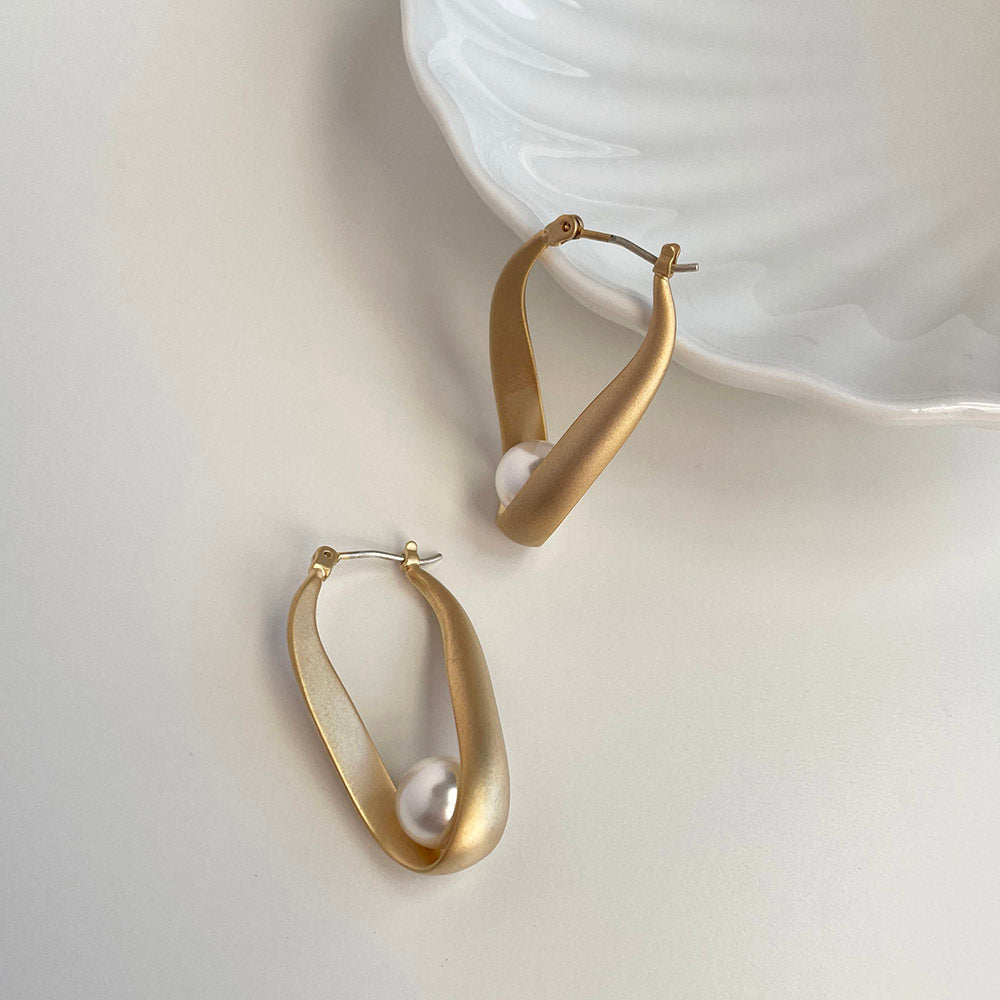 橢圓環繞鏤空珍珠耳環 - 925純銀針