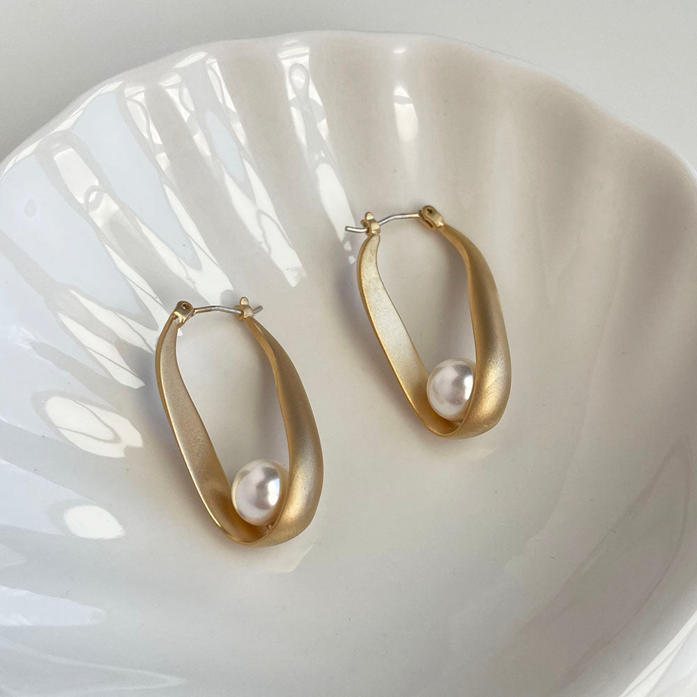 橢圓環繞鏤空珍珠耳環 - 925純銀針