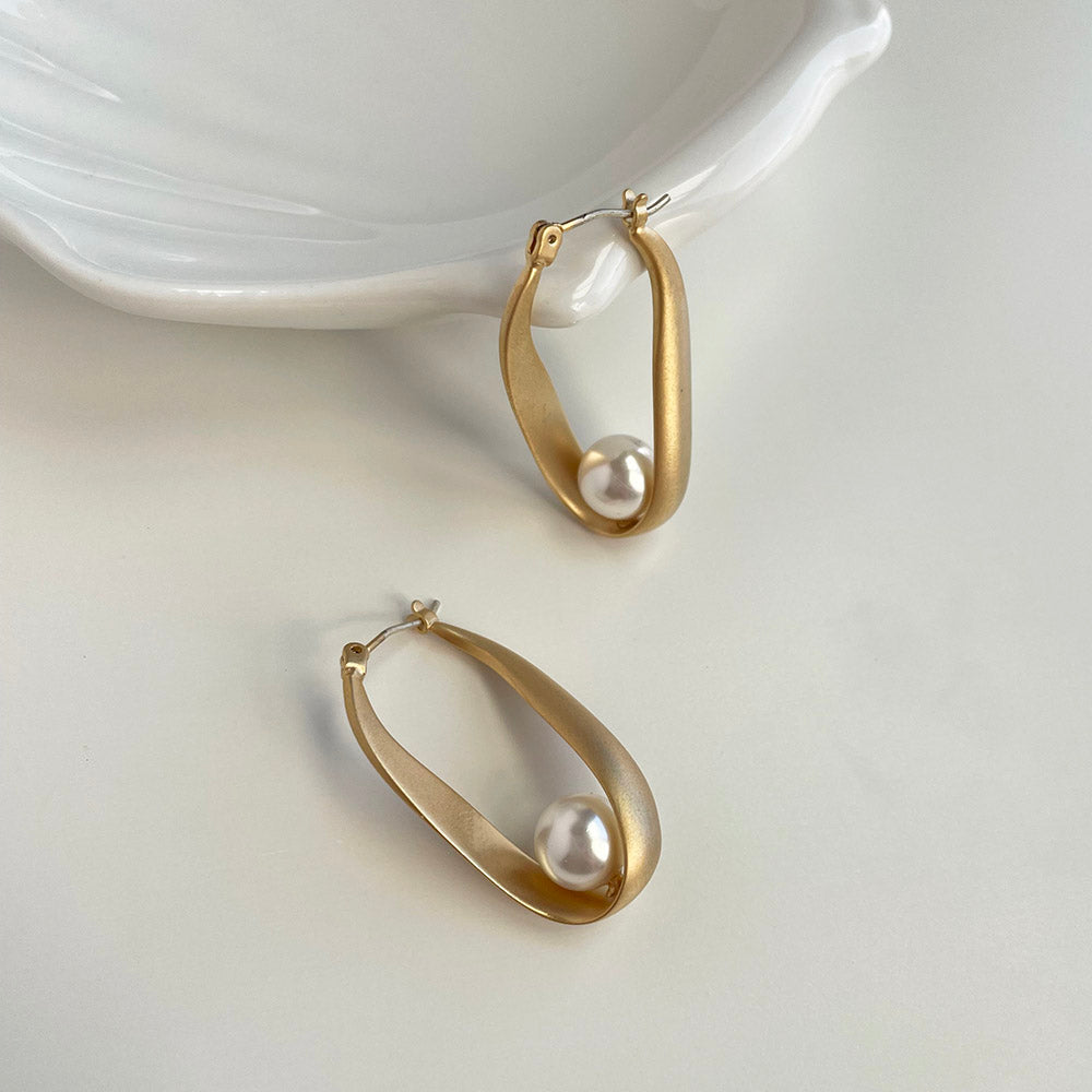 橢圓環繞鏤空珍珠耳環 - 925純銀針