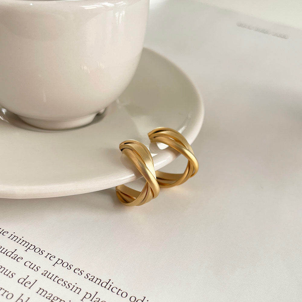 韓系霧金麻花C字耳環 - 925純銀針