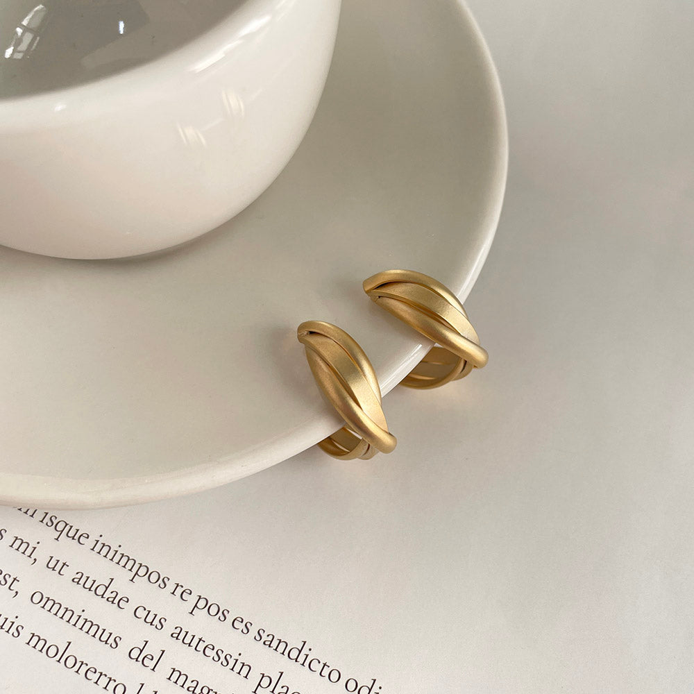 韓系霧金麻花C字耳環 - 925純銀針