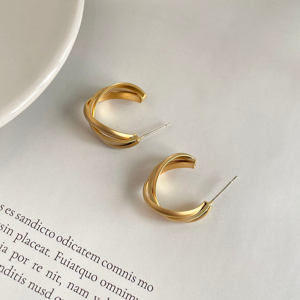 韓系霧金麻花C字耳環 - 925純銀針