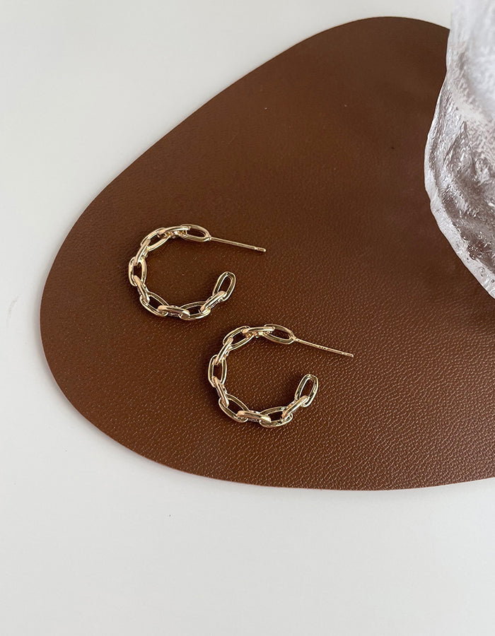 C字鍊條造型耳環 - 銀針