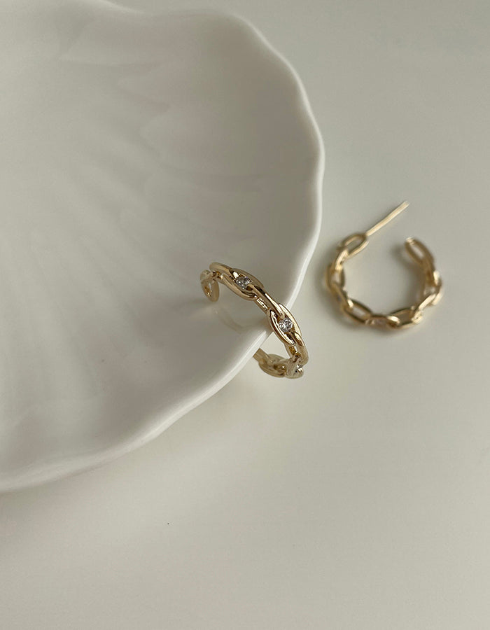 C字鍊條造型耳環 - 銀針