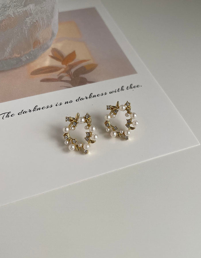 金色花圈珍珠耳環 - 925純銀針