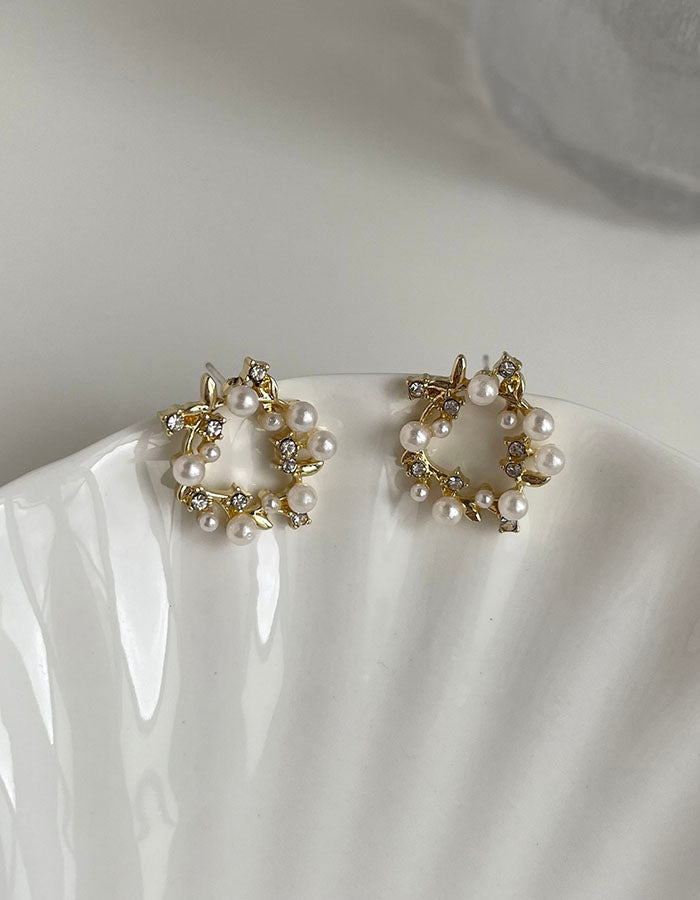 金色花圈珍珠耳環 - 925純銀針