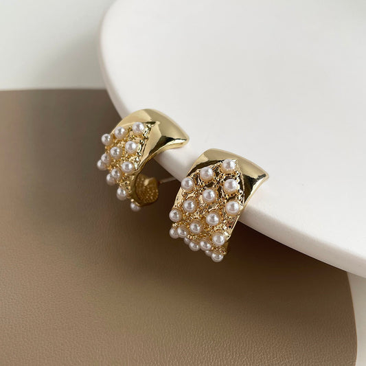 鑲滿珍珠C形耳環 - 925純銀針