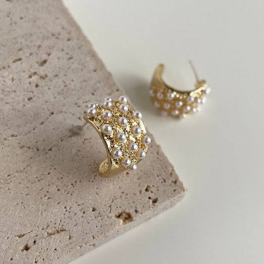 鑲滿珍珠C形耳環 - 925純銀針