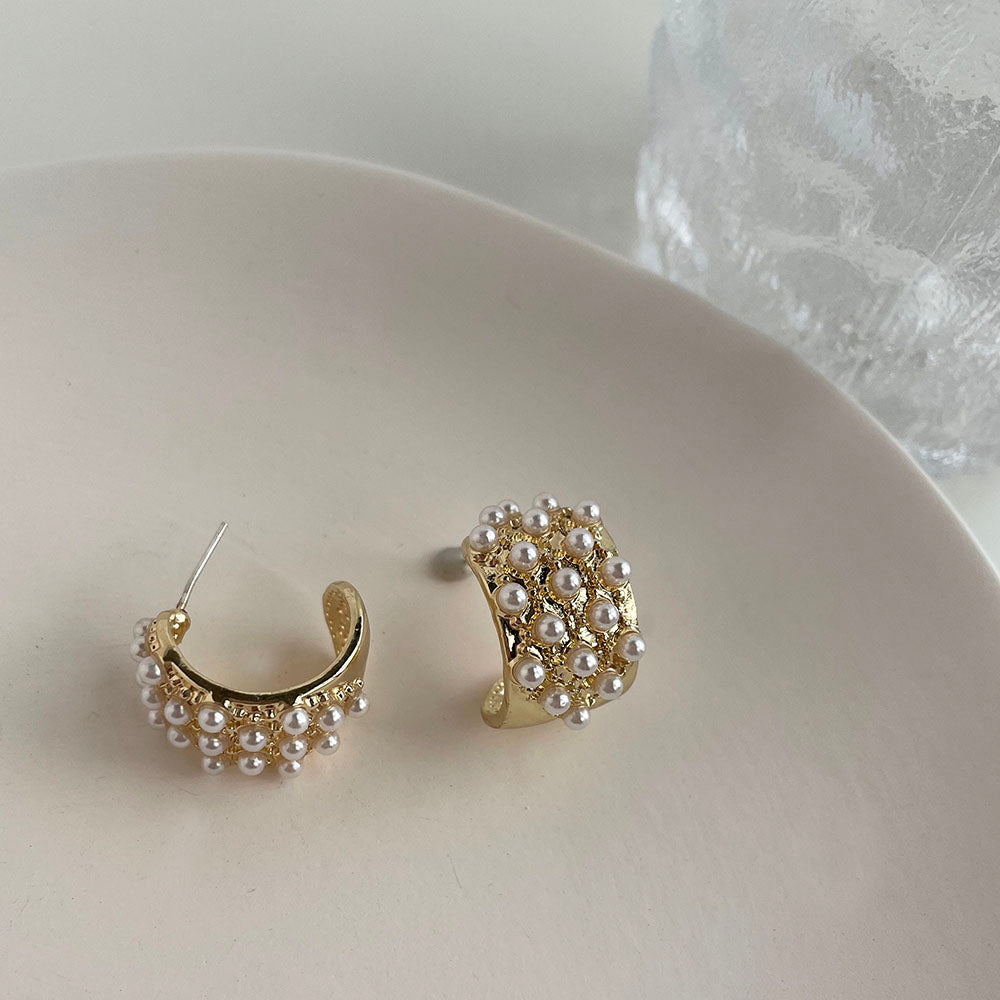 鑲滿珍珠C形耳環 - 925純銀針