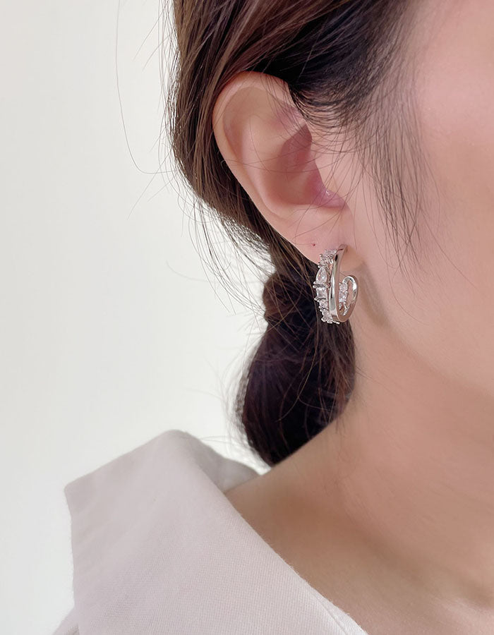 銀色不對稱鋯石耳環 - 925純銀針