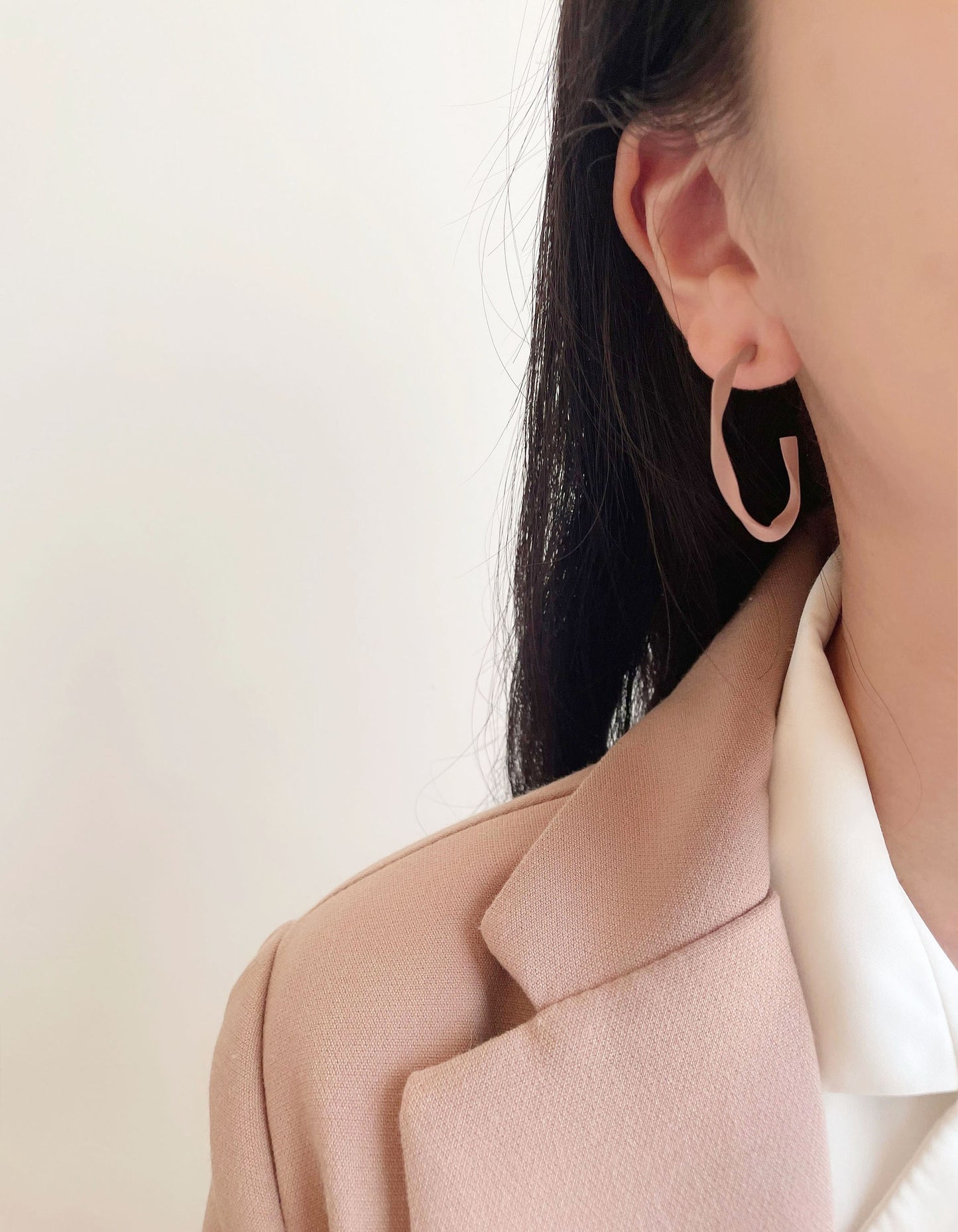 霧裸扭結C字耳環 - 925純銀針