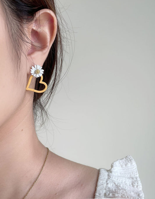 小雛菊愛心不對稱耳環 - 925純銀針