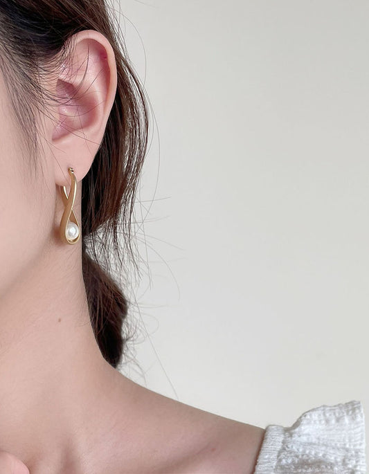 橢圓環繞鏤空珍珠耳環 - 925純銀針