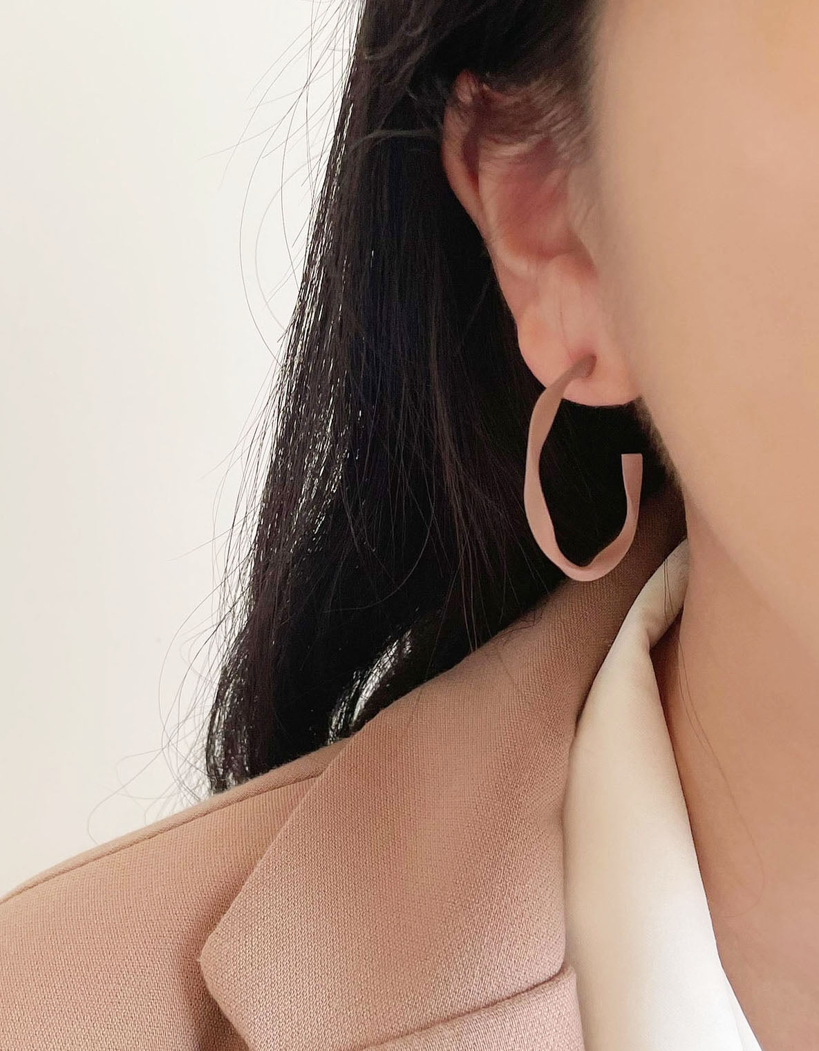 霧裸扭結C字耳環 - 925純銀針